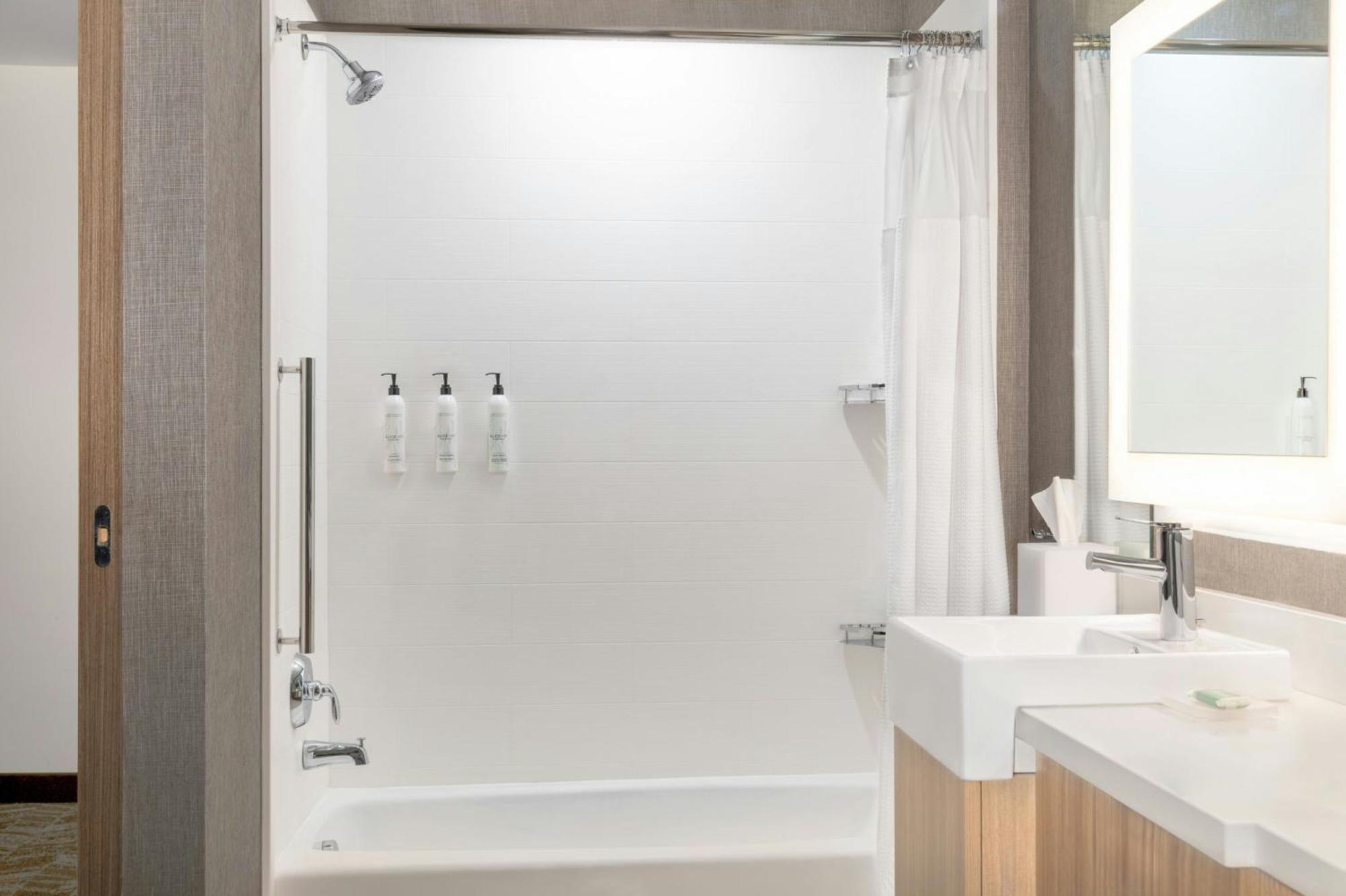 Springhill Suites By Marriott Holland Bagian luar foto